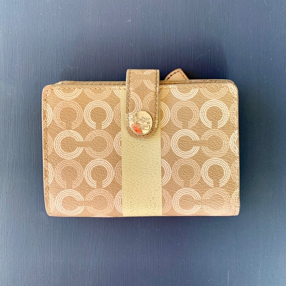 Coach Handbags - 🔥Coach Logo Wallet